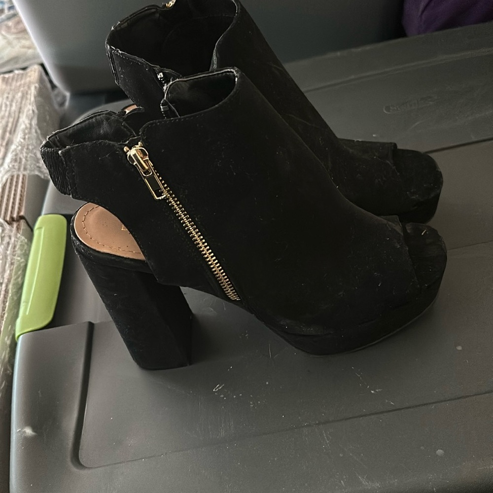 Black peep toe heel